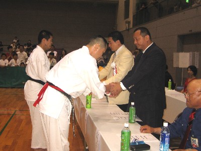 極真会館 松井章圭館長と握手。